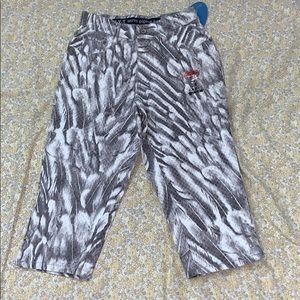 NWT RVT Print serve piping hot capri pants
